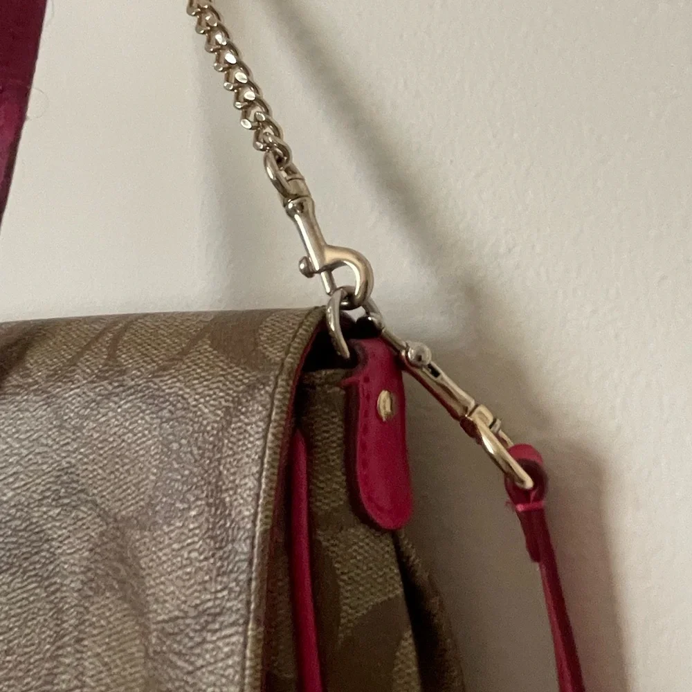 COACH⚡️”Ruby” Signature Monogram Fuschia Pink Turnlock Chain Bag - Picture 15 of 16